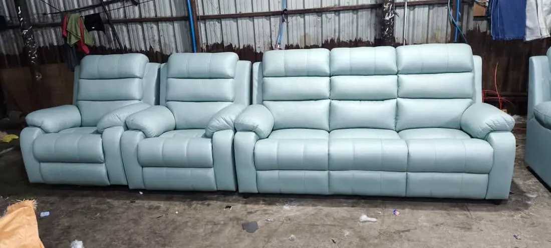 Juego de sala reclinable en cuero celeste fabricado por TapizArte