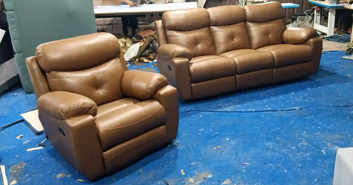 Sillón reclinable y sofá de tres puestos en cuero color caramelo, recién terminados en el taller de TapizArte