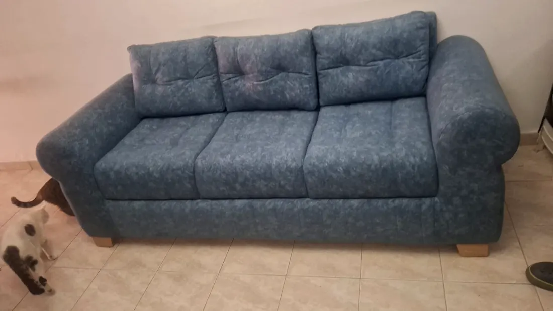 Sofá de tres puestos tapizado en tela azul