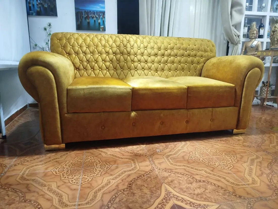 Sofá capitoné dorado