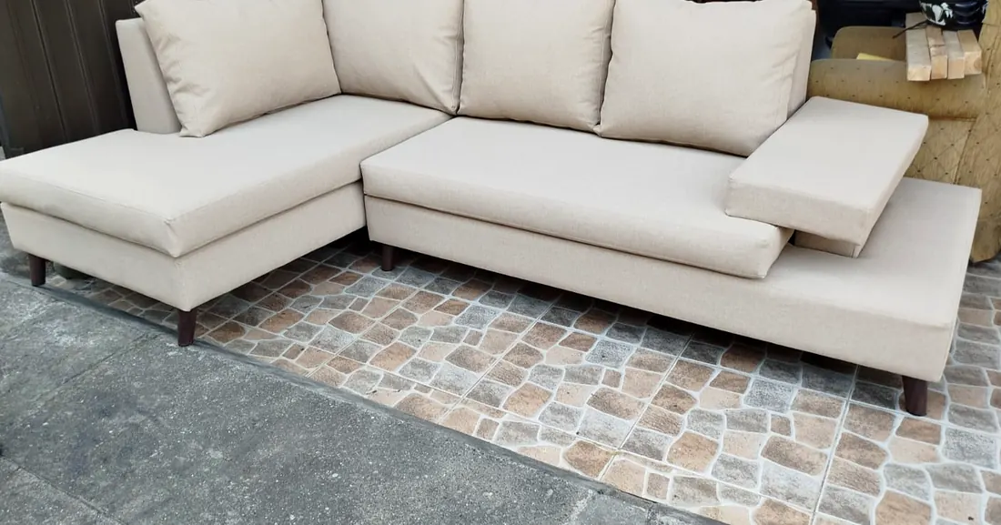 Sofá en L beige con chaise longue hecho a medida